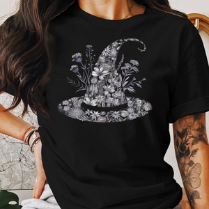 Heksenhoed bloemen grafisch T-shirt, Boho Witchy damesshirt, Halloween heksenhoed T-shirt, gotische bloemen heksenhoed top, boho heks shirt