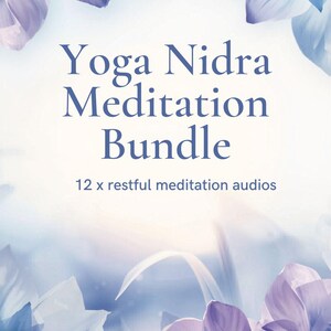 Op de afbeelding: Digitale afbeelding met een bloemige achtergrond in blauwe en paarse tinten. De tekst luidt "Yoga Nidra Meditation Bundle" met de ondertitel "12 x restful meditation audios". Het ontwerp straalt rust en ontspanning uit.