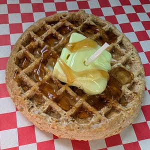 Waffel Kerze, Eggo Waffel inspiriert, Sojakerze, Lebensmittel Kerze, Geschenk Kerze, realistische Kerze