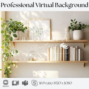 Może przedstawiać: Profesjonalne wirtualne tło z dwoma drewnianymi półkami ze złotymi wspornikami. Półki zawierają książki, rośliny doniczkowe i elementy dekoracyjne. Obraz zawiera tekst "Professional Virtual Background" i "BLU PIELZE Creations".