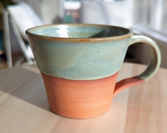 Kaffeetasse, handgetöpferte Keramik, salbeigrüne Glasur auf rotem Ton, Geschenkidee, Lieblingstasse