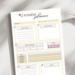 Puede incluir: Un planificador de fitness imprimible con secciones para objetivos diarios, motivación, comidas y refrigerios, ingesta de agua, ejercicio y notas. El planificador tiene un fondo amarillo claro con acentos burdeos.