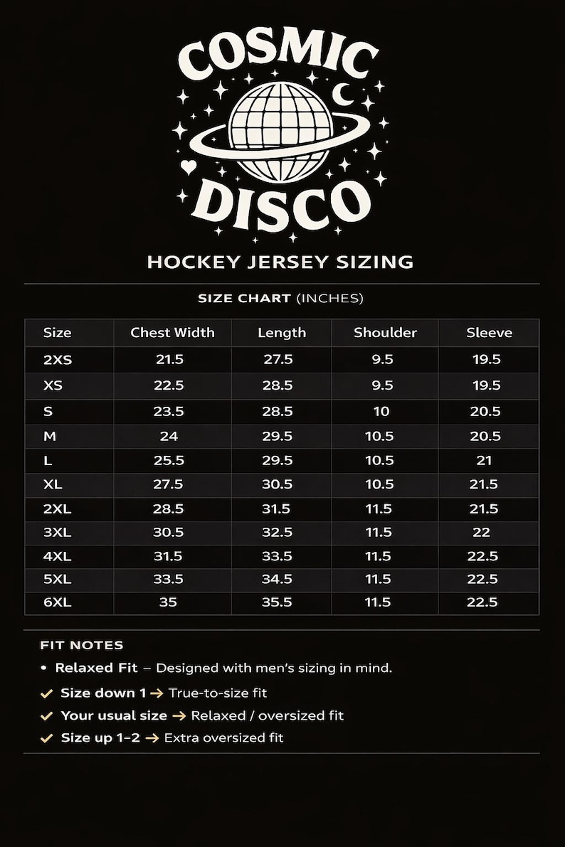 K&ouml;nnte beinhalten: Wei&szlig;er Keramikbecher mit schwarzem Henkel und dem Text "But First, Coffee" in schwarzer Schrift. Der Becher steht vor einem verschwommenen Hintergrund.