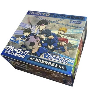 Puede incluir: Una caja de cartas coleccionables con la serie de anime "BLUELOCK". La caja tiene una combinaci&oacute;n de colores azul y blanco con ilustraciones de personajes con uniformes azules. Se ve texto japon&eacute;s en la caja, junto con el n&uacute;mero "30EA".