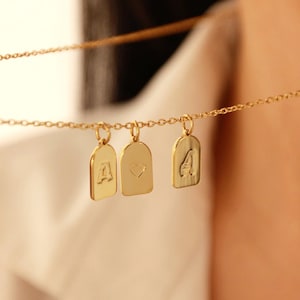 Collar con inicial, collar con inicial personalizado, collar con nombre y barra de oro de 14 quilates, collar con etiqueta con nombre, colgante con inicial, regalo para mamá, regalo para ella