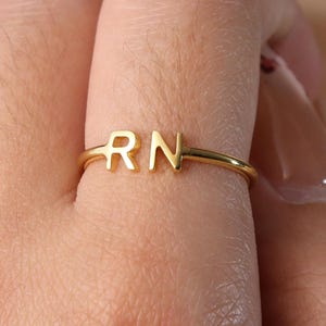 Anillo personalizado de dos letras, anillo con dos iniciales, anillo con inicial personalizada, anillo con inicial delicada, anillo para madres, anillos para parejas, regalo para mamá, regalo para mamá