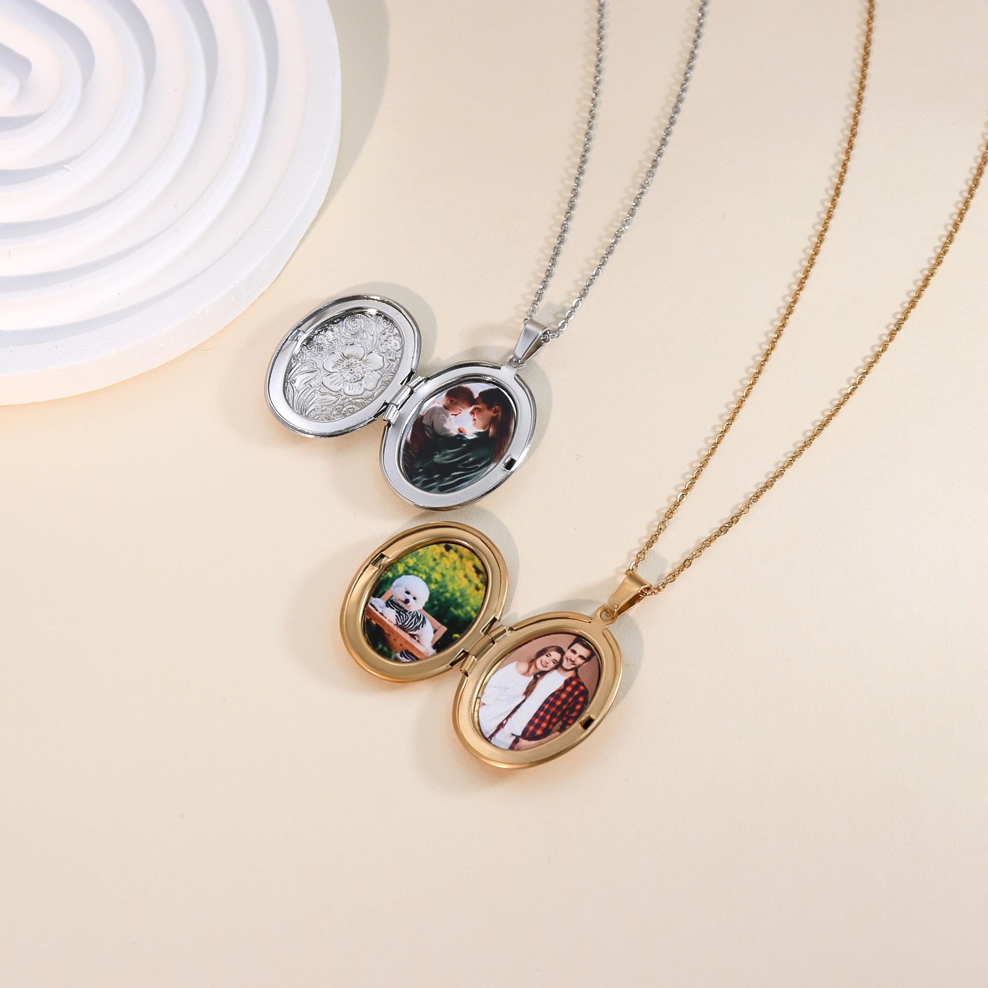 Jovivi Collana Medaglione Portafoto in Acciaio Inox per Donna Ragazza Collana Ciondolo Locket Apribile Porta Foto Memoriale Incisione Fiori Vintage Gioielli Ricordo per Lei Mamma (Oro Rotondo