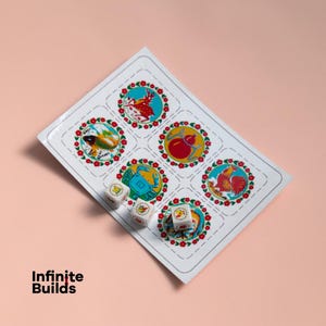 Puede incluir: Una tarjeta blanca con seis círculos coloridos, cada uno con una ilustración de un animal diferente. La tarjeta está rodeada por un borde floral rojo y blanco. Cuatro dados blancos con ilustraciones de animales coloridos están dispersos en la tarjeta.