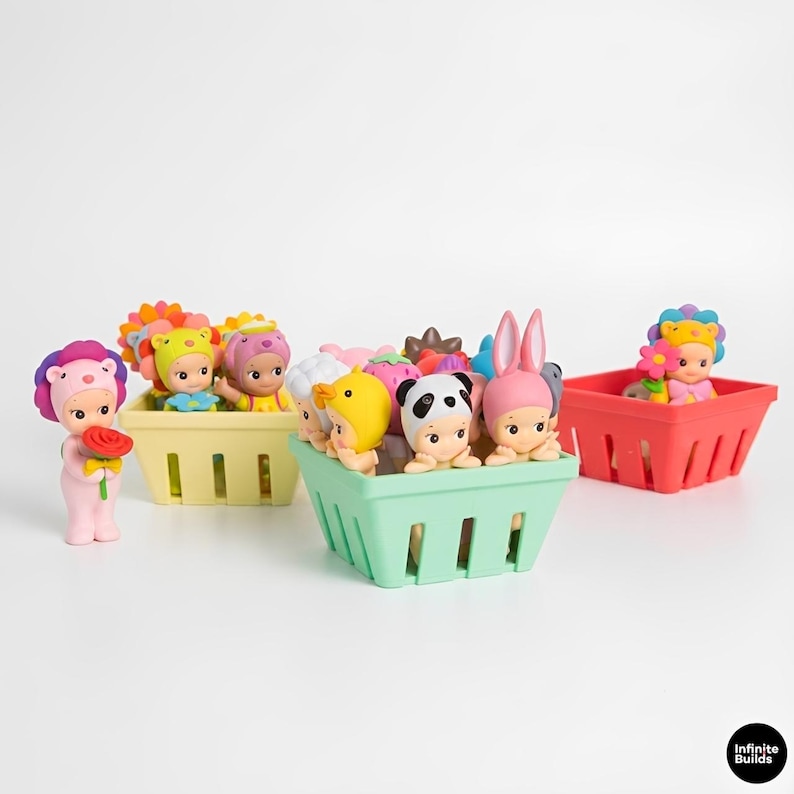 Puede incluir: Colecci&oacute;n de figuras coloridas con disfraces de animales y flores, como un le&oacute;n, un panda y un conejo. Las figuras se exhiben en peque&ntilde;as cestas de colores pastel, una de ellas sosteniendo una rosa roja.