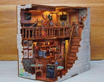 Kaffemusik DIY-bokshörna | Skala 1:24 | Trädockhusbyggsats | LED-belyst minirum | Present till DIY- och miniatyrälskare