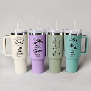 Pode incluir: Quatro canecas de viagem isoladas em creme, lavanda, verde s&aacute;lvia e verde-azulado. Cada caneca tem uma al&ccedil;a, uma tampa prateada e um canudo transparente. As canecas s&atilde;o personalizadas com nomes, gr&aacute;ficos de palmeiras e o texto "Miami 2025".