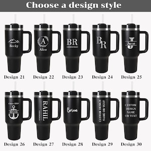 Pode incluir: Canecas pretas isoladas com al&ccedil;as e palhinhas, com v&aacute;rios designs personalizados. Os designs incluem nomes, iniciais e op&ccedil;&otilde;es de texto personalizadas. As canecas s&atilde;o rotuladas com os n&uacute;meros de design de 21 a 30.