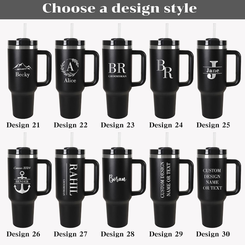 Pode incluir: Canecas pretas isoladas com al&ccedil;as e palhinhas, com v&aacute;rios designs personalizados. Os designs incluem nomes, iniciais e op&ccedil;&otilde;es de texto personalizadas. As canecas s&atilde;o rotuladas com os n&uacute;meros de design de 21 a 30.