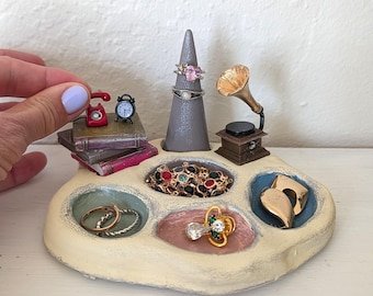 Plato de joyería hecho a mano, botella de tinta con forma de libro-linterna, bandeja vintage para anillos, decoración de teléfono rojo en miniatura, adorno para anillos, linda decoración de escritorio