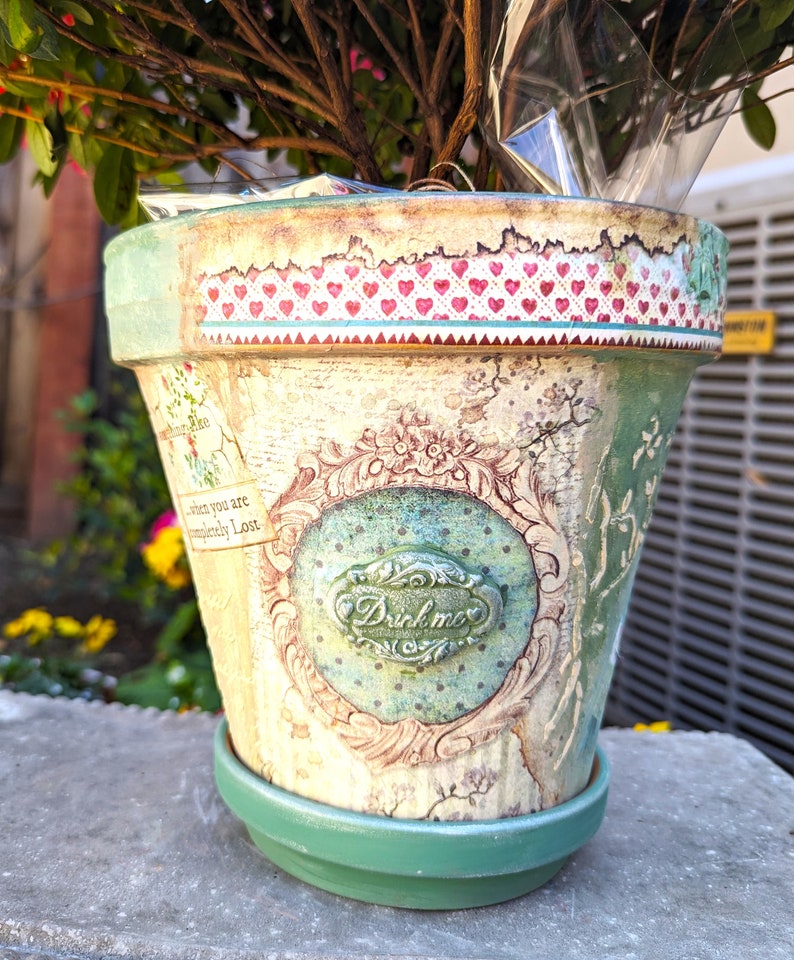Alice in Wonderland Planter: Handmade Clay Plant Pot, Garden Decor (8") bild 10