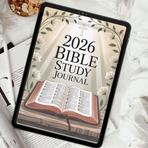 Könnte beinhalten: Ein digitales Bibelstudienjournal für 2026 auf einem Tablet. Auf dem Bildschirm steht "2026 Bible Study Journal" mit einem Kreuz und floralen Akzenten. Eine Illustration einer geöffneten Bibel ist ebenfalls zu sehen.