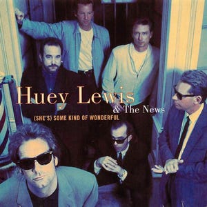 Könnte beinhalten: Ein Vintage-Albumcover mit der Band Huey Lewis & The News. Der Albumtitel lautet (She's) Some Kind of Wonderful. Das Cover zeigt eine Gruppe von fünf Männern in einem schwach beleuchteten Raum. Die Männer tragen Freizeitkleidung und haben einen ernsten Gesichtsausdruck.