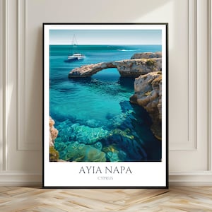 Puede incluir: Un póster con una fotografía de un arco natural de roca sobre agua turquesa en Ayia Napa, Chipre. Un velero blanco es visible en la distancia.