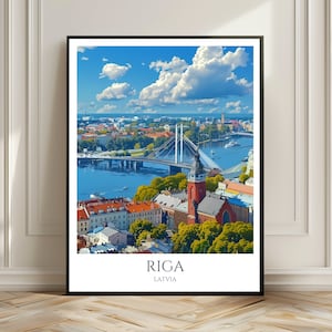 Puede incluir: Una ilustración colorida de la ciudad de Riga, Letonia. La imagen muestra un paisaje urbano con un puente sobre un río, una iglesia con un alto campanario y un cielo azul con nubes blancas. El texto "RIGA" y "LATVIA" está impreso debajo de la imagen.