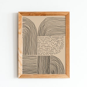 Op de afbeelding: Een ingelijste kunstdruk met een beige achtergrond en zwarte lijnkunst. Het ontwerp bevat gebogen en rechte lijnen die abstracte vormen en tekst vormen. De houten lijst voegt een natuurlijke toets toe aan het kunstwerk.