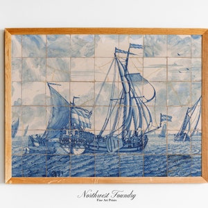Puede incluir: Una impresión enmarcada de un diseño de azulejos azul y blanco que representa dos barcos de vela en un mar azul con un cielo nublado. El diseño de los azulejos es de estilo holandés tradicional.