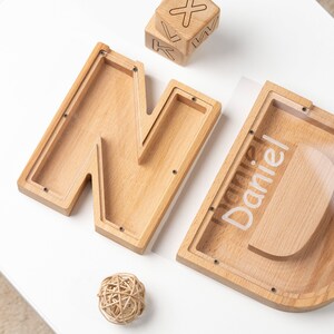 Alcancía de madera con letras, hecha a mano, con inicial, para guardar dinero infantil, personalizada con nombre grabado.