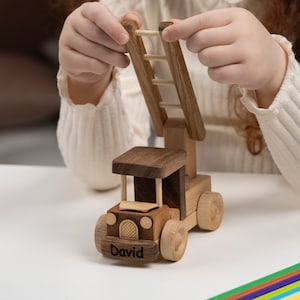 Giocattolo personalizzato a forma di camion dei pompieri, giocattoli in legno, giochi di finzione per bambini, regali di compleanno per neonati / FATTO A MANO