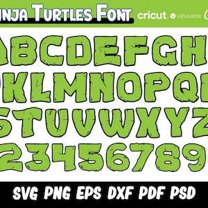 Puede incluir: Alfabeto de fuente verde con un aspecto rugoso y texturizado. Las letras son mayúsculas e incluyen los números del 1 al 0. El texto "NINJA TURTLES FONT" está en la parte superior de la imagen. El texto "cricut silhouette Canva" está en la parte superior derecha de la imagen. El texto "SVG PNG EPS DXF PDF PSD" está en la parte inferior de la imagen.
