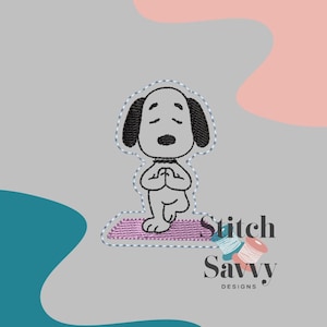 Puede incluir: Un parche bordado que muestra un perro de dibujos animados con orejas negras y ojos cerrados, de pie sobre una pierna en una pose de yoga sobre una esterilla morada con las manos juntas. El texto Stitch Savvy DESIGNS aparece en negro junto a dos carretes.