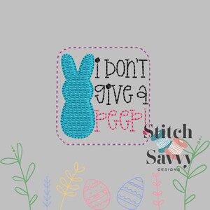 Peut inclure: Un motif de lapin bleu turquoise avec le texte "I don't give a peep!" en noir et rose, à l'intérieur d'un carré rose pointillé. L'image a un fond gris clair avec des graphiques sur le thème de Pâques.