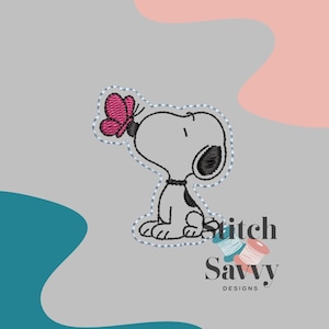 Puede incluir: Parche bordado con Snoopy, un perro blanco con orejas y manchas negras, mirando una mariposa rosa. El parche tiene un contorno punteado. El texto "Stitch Savvy Designs" está en la parte inferior.