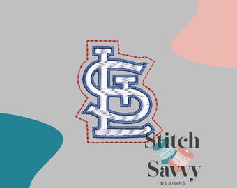 Puede incluir: Parche bordado con las letras "S" y "L" en blanco y azul, delineado con costuras rojas. Sobre un fondo gris con diseños turquesa y rosa. El texto "Stitch Savvy Designs" está en la parte inferior.
