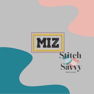 Puede incluir: Un parche bordado negro con el nombre "MIZ" en un rectángulo amarillo con un contorno rosa. El parche está sobre un fondo gris con un diseño azul y rosa.