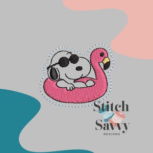 Puede incluir: Parche bordado con Snoopy con gafas de sol, relajándose en un flotador de flamenco rosa. El diseño está delineado con un borde punteado. El texto "Stitch Savvy Designs" está debajo.