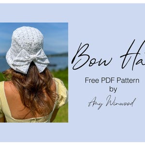 以下が含まれることがあります： 後ろに大きなリボンが付いた、白いアイレットレースの帽子。「Bow Hat」の文字は筆記体で書かれており、「Free PDF Pattern by Amy Winwood」が薄い青色の背景に表示されています。