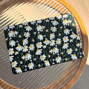 Funda para Kindle con diseño de crisantemos bordados a mano, funda para Kindle Paperwhite de 6.8 pulgadas, funda para Kindle Paperwhite (modelo 12), regalos de Halloween.