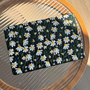 Capa para Kindle Paperwhite com bordado floral feito à mão, capa personalizada para Kindle Paperwhite Black Daisy