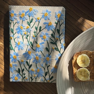Hand Embroidered Chrysanthemum Pattern Kindle Case, Kindle paperwhite 6.8 case, All new kindle paperwhite 12th gen,  Gift for her