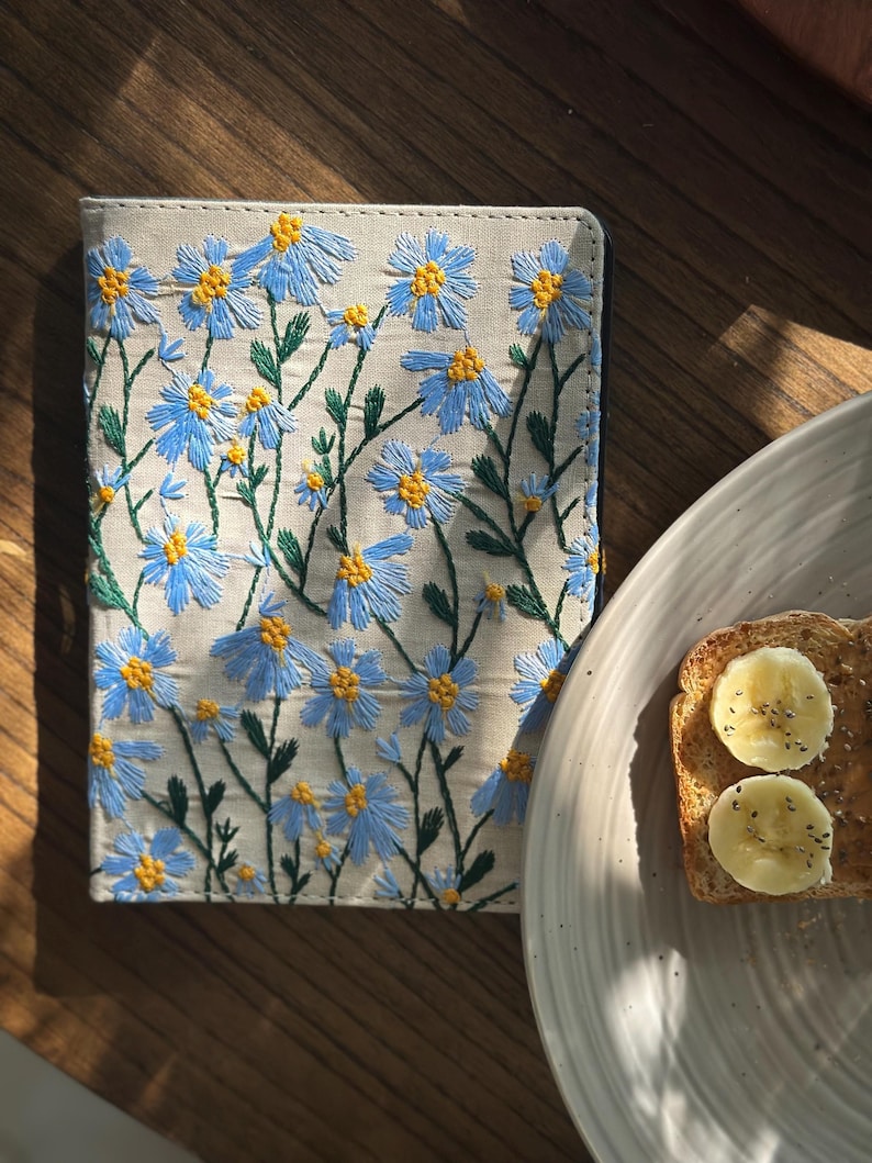 Capa para Kindle Paperwhite com bordado floral feito à mão, capa personalizada para Kindle Paperwhite imagem 1