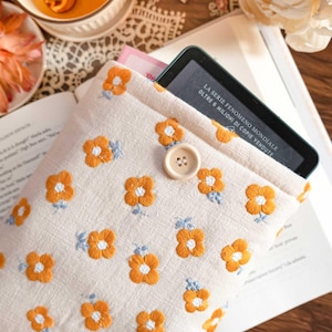 Handmade Yellow flower Kindle Paperwhite Sleeve, E-Reader Case, Padded Kindle Cover, Kindle Kobo Pouch, Floral Embroidered Kindle Protector