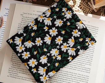 Little Daisy Hand Embroidery Kindle Sleeve, Kindle pouch, Book Lover Gift, Book Accessories, Padded Kindle Pouch, Padded Book Pouch