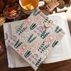 Frühling gestickte Blumen Kindle Tasche, Kindle Tasche, Gefütterte Tasche, Kindle Tasche, Gefütterte Tasche, Kindle Taschen, Kindle Tasche, Kindle Tasche