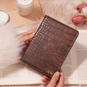 Alligator print Leather Kindle Case Groovy Custom Leather All New kindle Custom Name Kindle 7" 2024 case Gift for her Brown