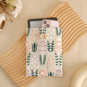 Embroidered Floral Kindle Sleeve, Kindle pouch, Book Lover Gift, Book Accessories,Padded Kindle Pouch, Bookish Gift, Book Cover, Book sleeve