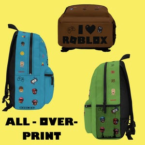 Pode incluir: Tr&ecirc;s mochilas em cores diferentes: azul, castanho e verde. A mochila azul tem um padr&atilde;o de &iacute;cones relacionados a jogos e a palavra "ROBLOX". A mochila castanha tem o texto "I ❤️ ROBLOX". A mochila verde tamb&eacute;m tem &iacute;cones relacionados a jogos.