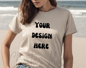 Maqueta de camiseta Bella Canvas 3001 Sand, maqueta de camiseta 3001 Sand, maqueta de modelo real, maqueta de playa de arena de mujeres acogedoras con camisa Sand Bella Canvas
