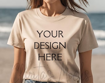 Maqueta de camiseta Bella Canvas 3001 Sand, maqueta de camiseta 3001 Sand, maqueta de modelo real, maqueta de playa de arena de mujeres acogedoras con camisa Sand Bella Canvas