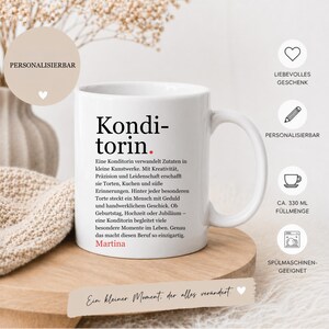 Könnte beinhalten: Eine weiße Keramiktasse mit einem schwarzen deutschen Text, der das Wort Konditorin definiert. Der Text enthält eine Beschreibung des Berufs sowie den Namen Martina in roter Schrift am unteren Ende des aufgedruckten Textblocks.