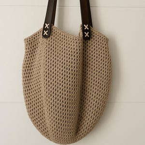 Handgemachte Beige Gehäkelte Umhängetasche – Minimalistische Große Schultertasche mit Braunen Lederriemen
