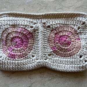 Cartera de crochet estilo boho hecha a mano - Monedero con cremallera cuadrado de abuela en beige y rosa - Bolso de mano estilo vintage